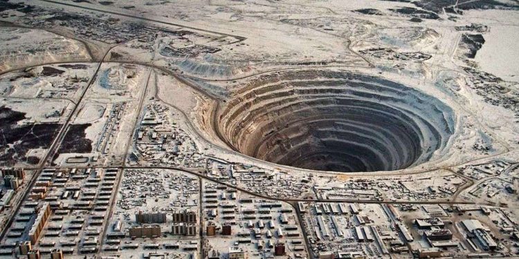 La miniera di diamanti più importante al mondo: il vulcano kimberlitico Mirny Mine (Twitter)