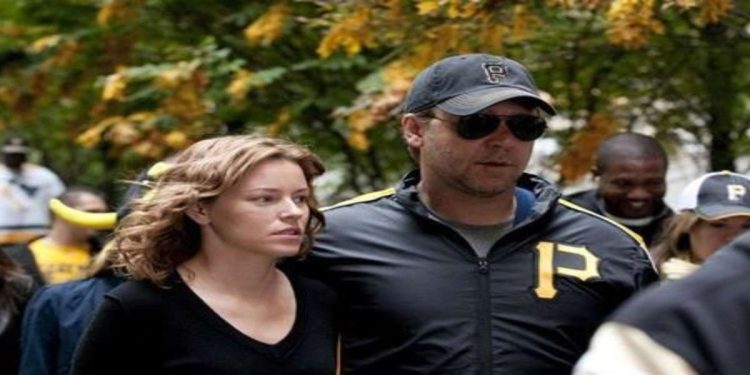 Elisabeth Banks e Russel Crowe in  una scena del film su Canale 5