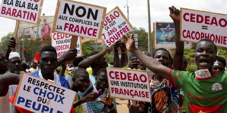 Proteste contr la Francia in Burkina Faso (LaPresse)