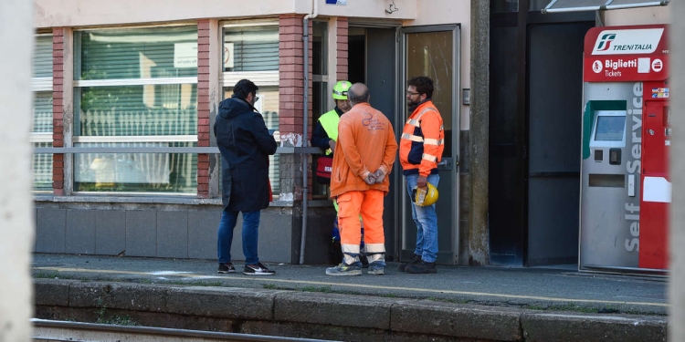 Nella stazione di Brandizzo (LaPresse)