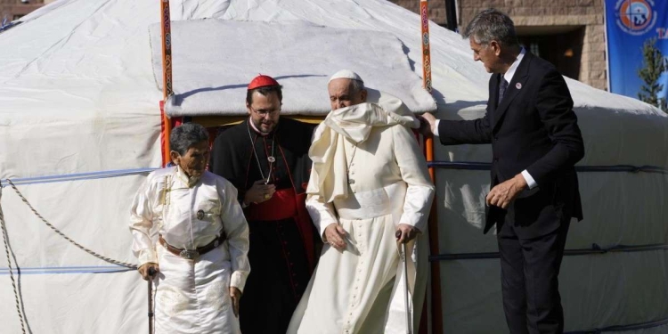 Papa Francesco in Mongolia (LaPresse)