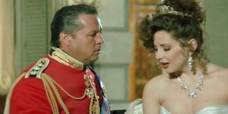 Renato Pozzetto e Francesca Dellera in una scena del film su Rete 4