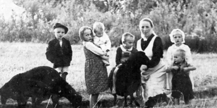 Wiktoria Ulma insieme ai figli nel 1943 (foto da Wikipedia)