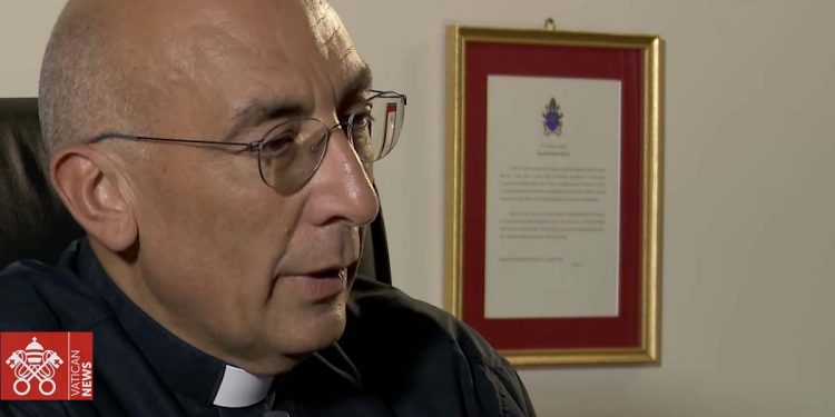 Monsignor Reina (Foto: YouTube)