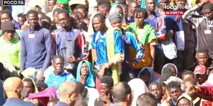 Migranti a Lampedusa, screen da Local Team