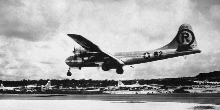 6 agosto 1945: il B29 "Enola Gay" atterra a Tinian. "Little Boy" metterà fine alla vita di 250mila persone (LaPresse)