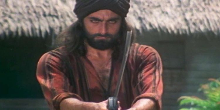 Kabir Bedi in una scena del film nel pomeriggio di Rete 4