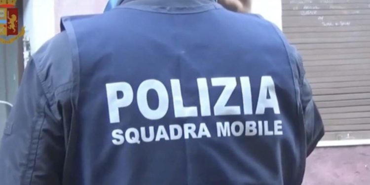 Agente della Squadra mobile (Foto: Polizia)