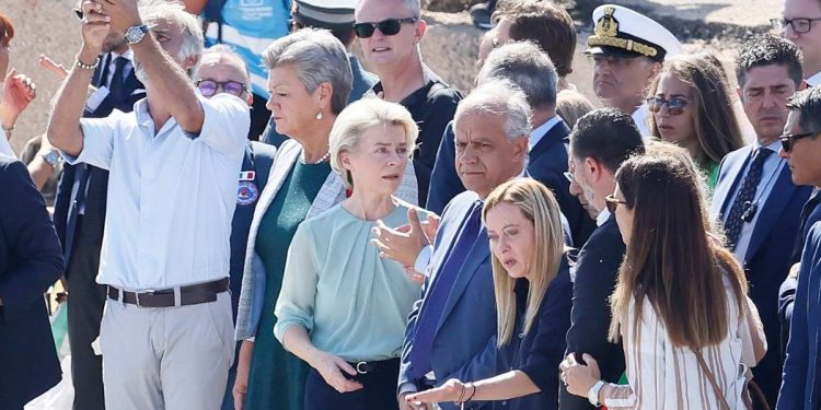 Ursula von der Leyen, Matteo PIantedosi e Giorgia Meloni a Lampedusa (LaPresse)