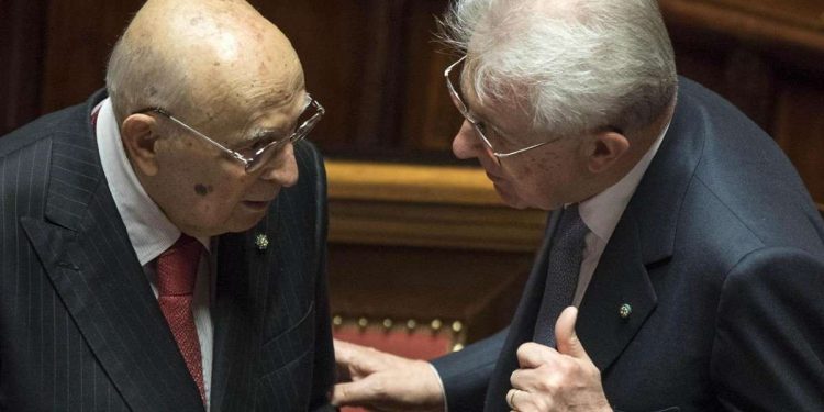 Giorgio Napolitano con Mario Monti (LaPresse)