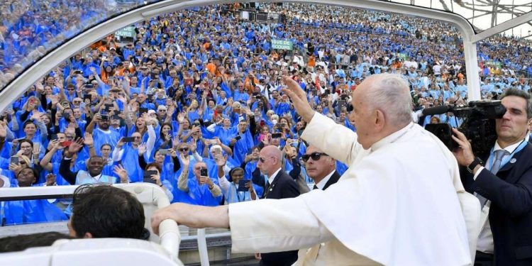 Papa Francesco a Marsiglia (LaPresse)