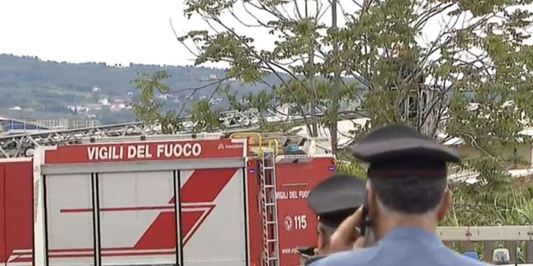 Carabinieri sul luogo del ritrovamento del cadavere appeso a un guardrail a Trieste (Foto: Tgr)