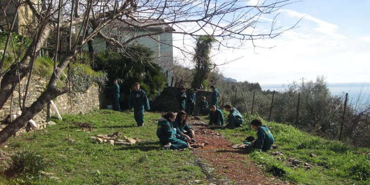 Studenti dell’Istituto Marsano al lavoro durante il progetto Parco didattico del giardino storico