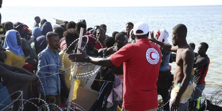 Immigrati subsahariani al confine tra Libia e Tunisia (LaPresse)