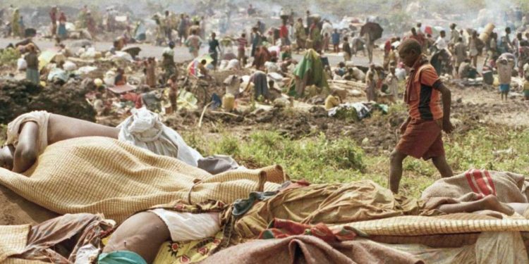 Montagne di cadaveri a Goma, Congo, allora Zaire, nel 1994 (LaPresse)