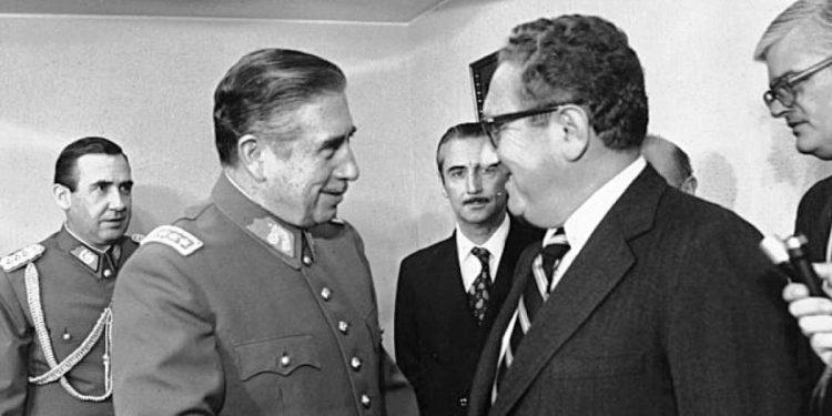 Il generale Pinochet stringe la mano a Henry Kissinger nel 1976 (foto da Wikipedia, Ministerio de Relaciones Exteriores de Chile)