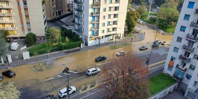 Voragine a Milano, foto da Facebook