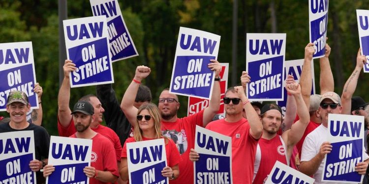 I lavoratori aderenti allo Uaw in sciopero (Lapresse)