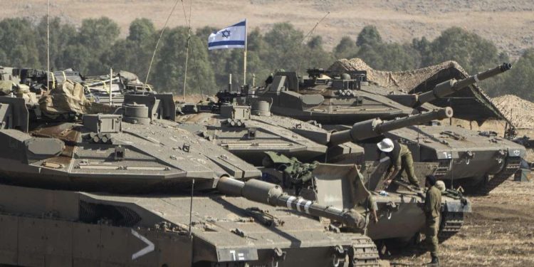 Forze israeliane pronte all'offensiva di terra su Gaza (LaPresse)