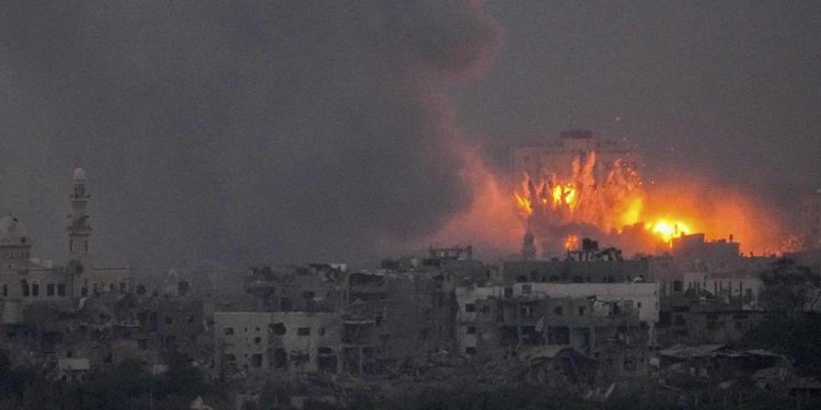 Gaza sotto il fuoco israeliano (LaPresse)