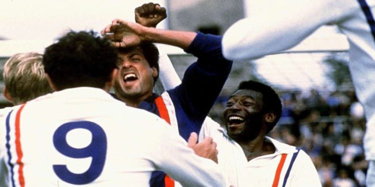 Sylvester Stallone e Pelé in una scena del film su Rete 4