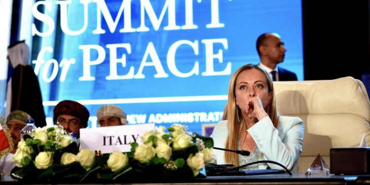 Il Presidente del Consiglio Giorgia Meloni al summit della pace al Cairo (Foto: 2023, LaPresse)