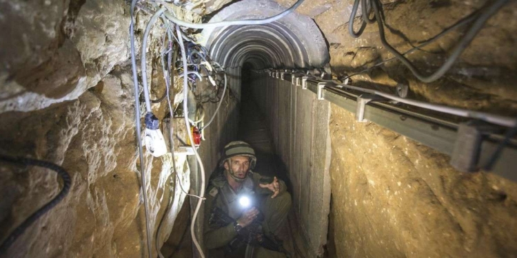 Un soldato dell'esercito israeliano in un tunnel di Hamas a Gaza (LaPresse)