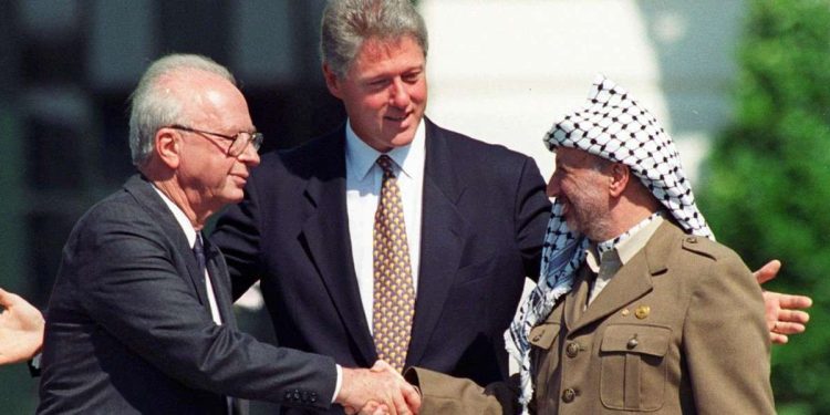 13 settembre 1993: stretta di mano a Washington tra Yitzhak Rabin e Yasser Arafat (LaPresse)