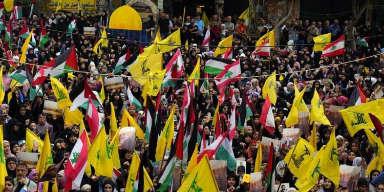 Manifestazione a supporto di Hezbollah in Libano (LaPresse)