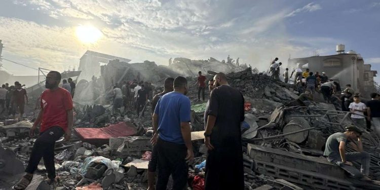 Striscia di Gaza: nel campo profughi di Nusseirat dopo un bombardamento israeliano (LaPresse)