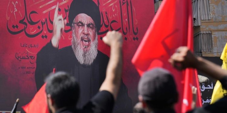 Il discorso di Hassan Nasrallah, leader di Hezbollah, visto da una piazza di Beirut (LaPresse)