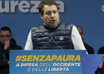 Matteo Salvini sul palco della Lega in piazza a Milano