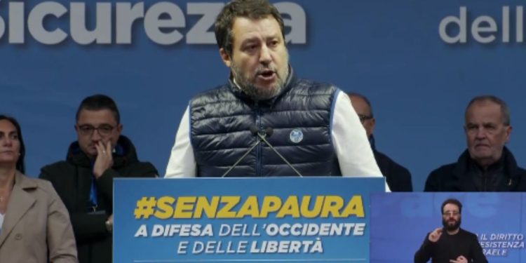 Matteo Salvini sul palco della Lega in piazza a Milano