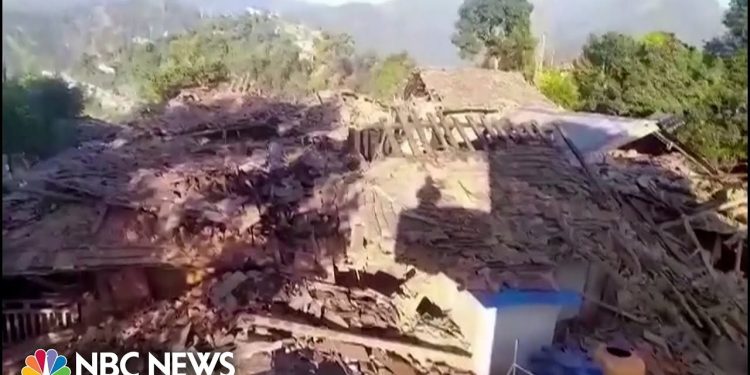 Devastante scossa di terremoto in Nepal, screen da Youtube