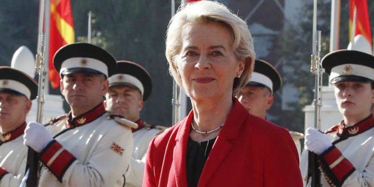 Ursula von der Leyen, presidente della Commissione europea, nella Macedonia de Nord (LaPresse)