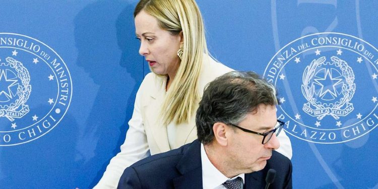 Giorgia Meloni e Giancarlo Giorgetti (LaPresse)