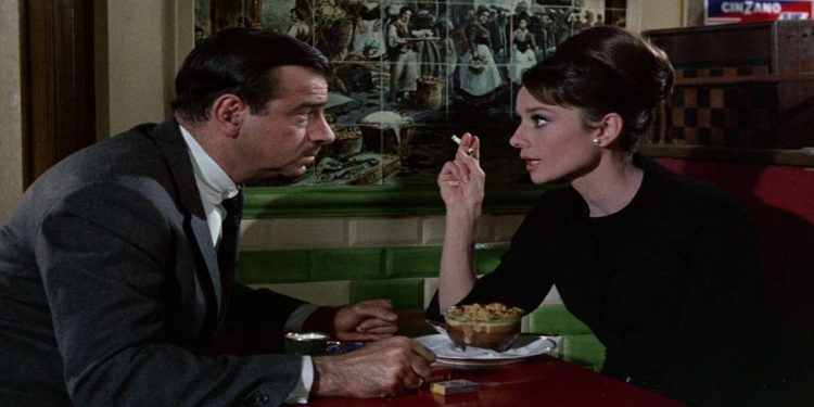 Walter Matthau e Audrey Hepburn in una scena del film su Rete 4 (Foto Web)