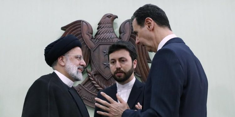 Bashar al Assad (a d.) a colloquio con il presidente iraniano Ebrahim Raisi (LaPresse)