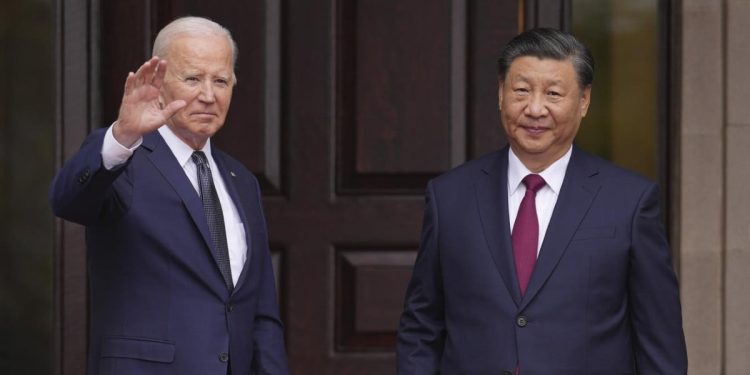 L'incontro di ieri tra il presidente americano Joe Biden e il presidente cinese Xi Jinping a San Francisco (LaPresse)