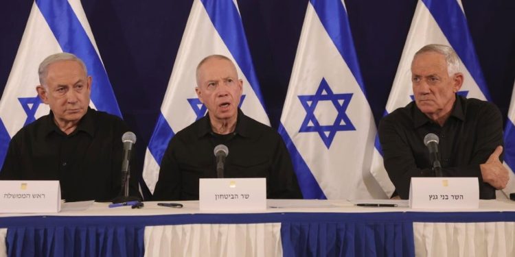 Da sin.: Benjamin Netanyahu, Yoav Gallant, Benny Gantz (LaPresse)