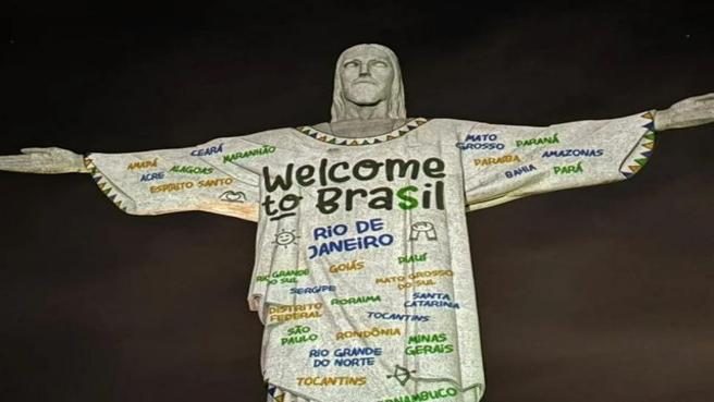 Il Cristo Redentore di Rio De Janeiro rende omaggio a Taylor Swfit