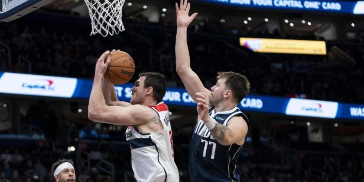 Danilo Gallinari contro Luka Doncic (Foto LaPresse)