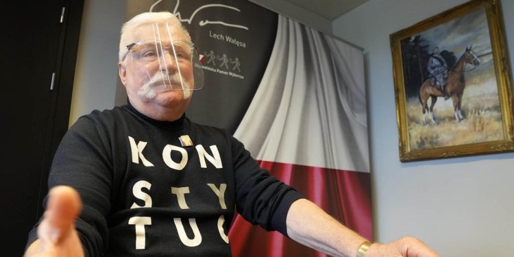 Lech Walesa, Polonia