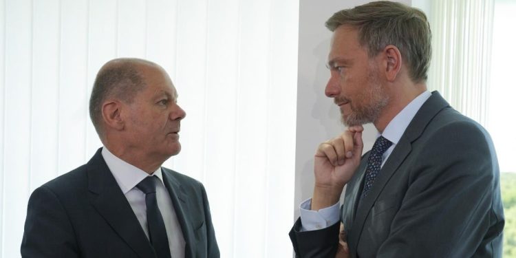 Il Cancelliere tedesco Olaf Scholz e il ministro delle Finanze Christian Lindner (Lapresse)