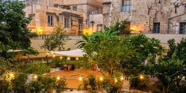 Un angolo del giardino di "Al Fresco Giardino e Bistrot" a Palermo