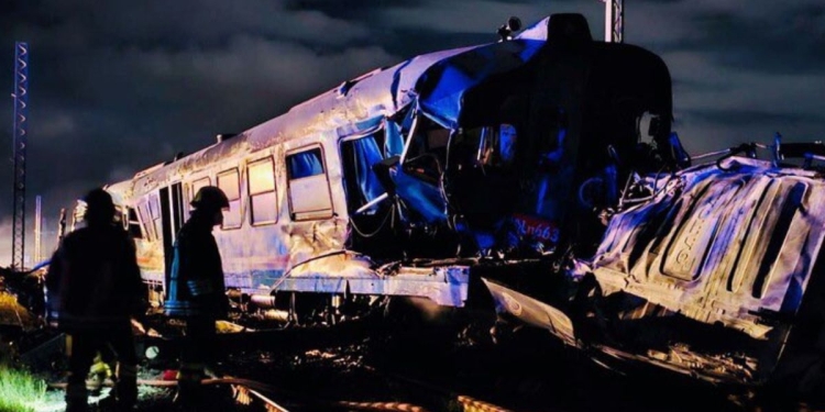 Il treno coinvolto nell'incidente con il camion a Corigliano (Twitter)