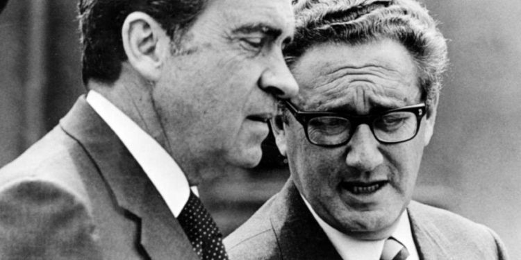 Henry Kissinger (a d.) mentre parla con Richard Nixon (LaPresse)