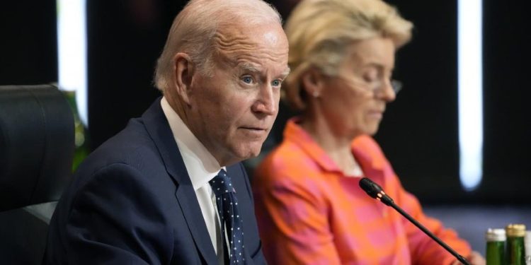 Joe Biden e Ursula von der Leyen (LaPresse)