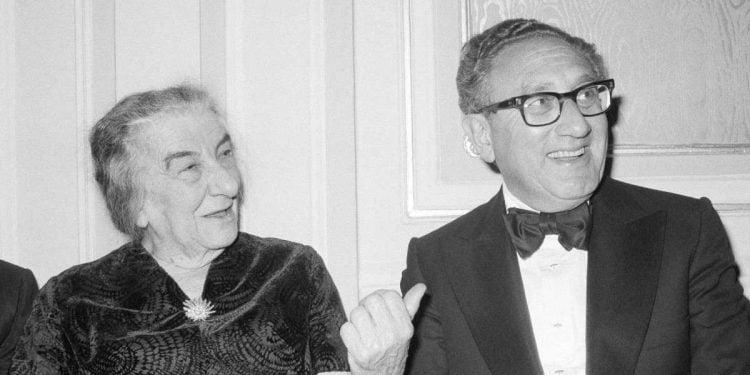 L'ex premier israeliana Golda Meil (1898-1978) con Henry Kissinger (1923-2023) a New York nel 1977 (LaPresse)