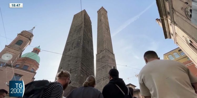 Torre Garisenda di Bologna, screen da Youtube